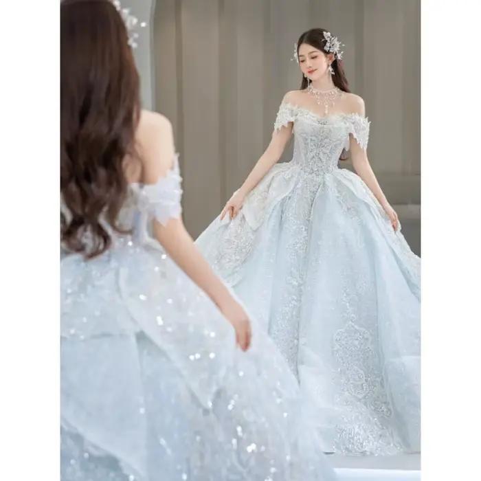Robe de mariée en dentelle bleue