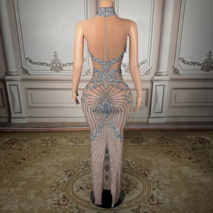Robe de soirée argentée à col montant