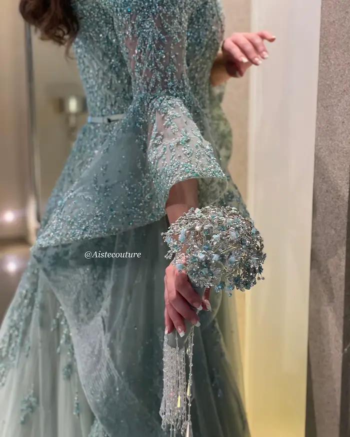 Robe de mariée exquise en organza avec train de cathédrale, col carré, décoration en cristal et paillettes, pour femmes enceintes et occasions formelles