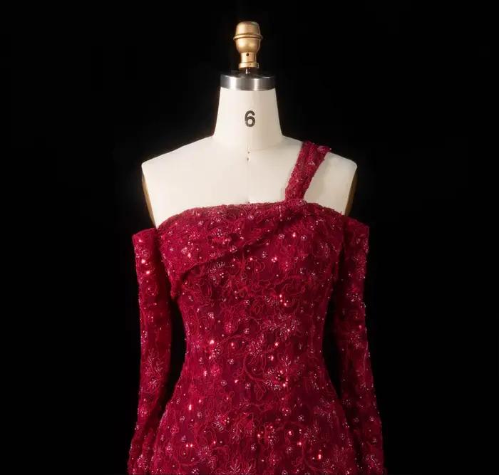 Robe de soirée sirène élégante rouge bordeaux Sharon Said Dubai avec perles florales lourdes