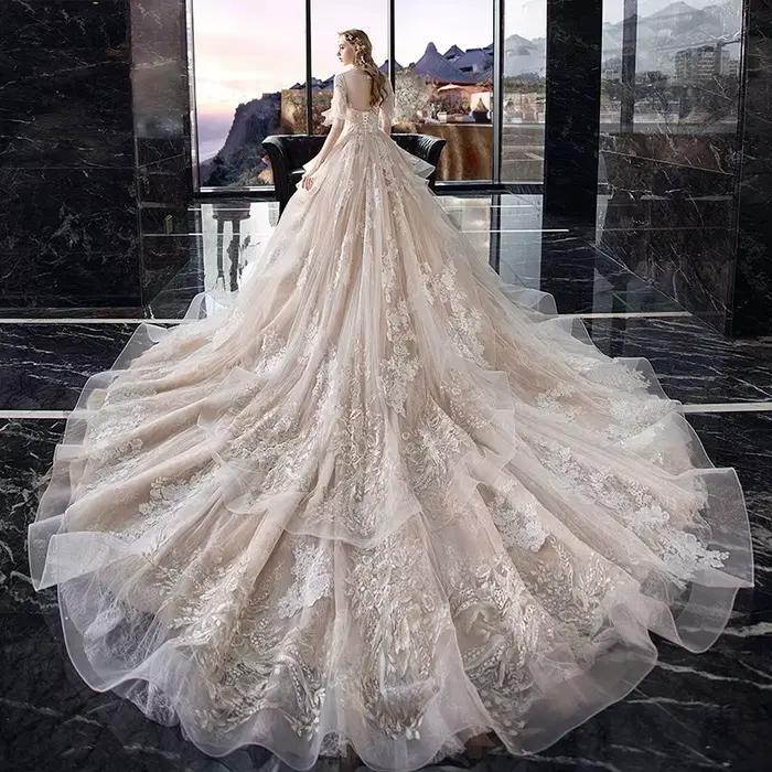 Robe de mariée à col en v