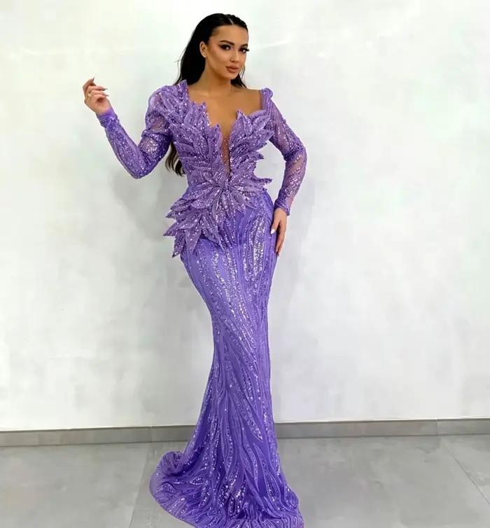 Robe de bal lilas à col en V et manches longues avec motif feuille