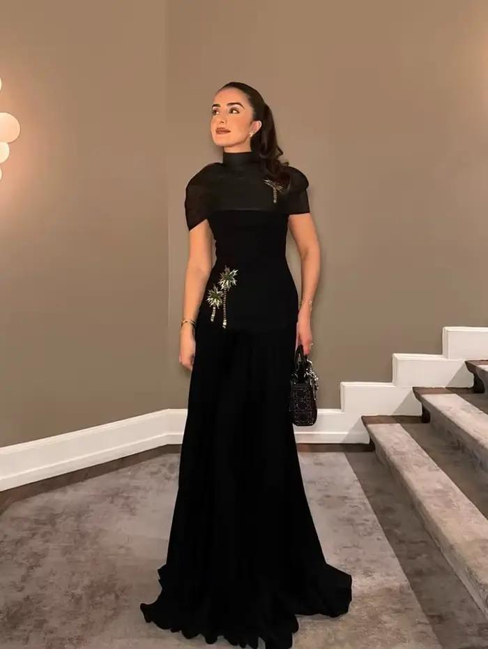 Robes de bal noires personnalisées à col montant