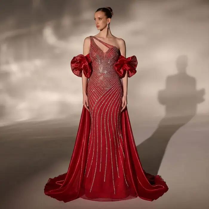 Robe de soirée Sharon Said Dubai rouge à une épaule avec manches bouffantes et perles شارون سعيد