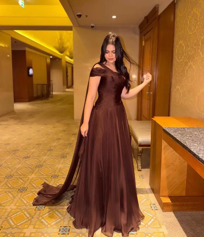 Robe de soirée marron Sharon Said Dubai à épaules dénudées avec ceinture fluide en mousseline
