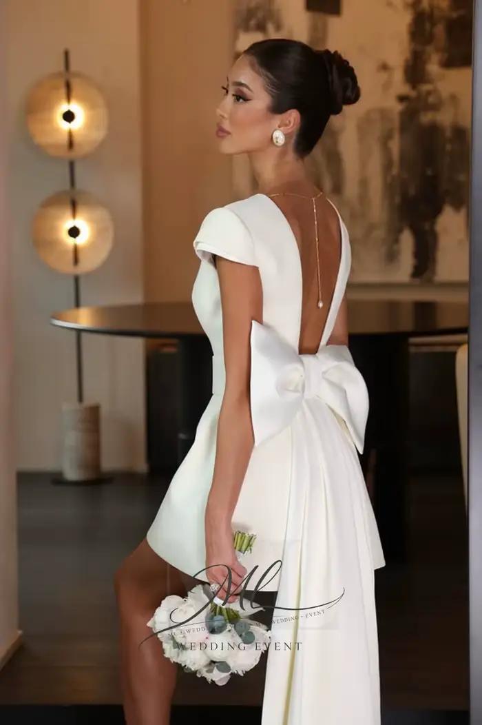 Robe de mariée mini en satin à col rond