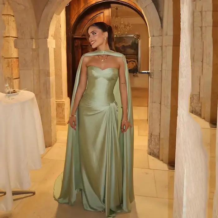 Robe de bal élégante vert olive avec cape