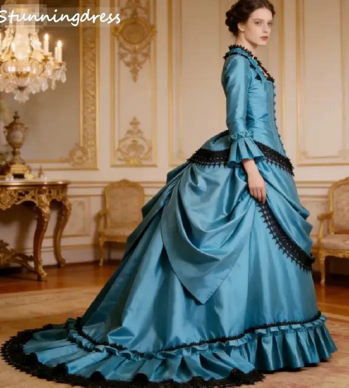 Robe de soirée bustle bleu sarcelle à la française des années 1880 avec manches cloche en dentelle noire et volants