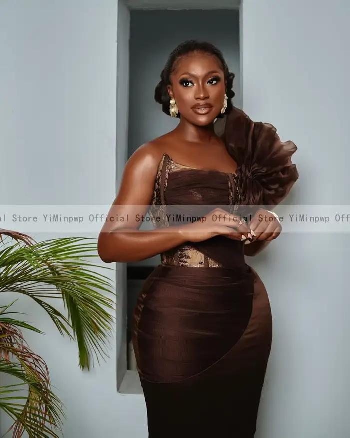 Robe de soirée marron sans manches avec décolleté asymétrique et soutien-gorge intégré pour femmes, élégante et luxueuse pour soirées officielles et événements formels