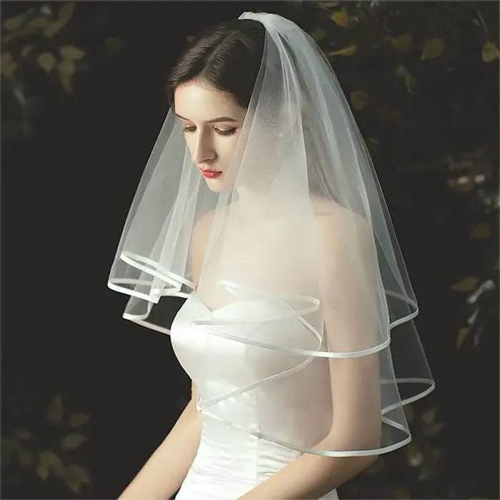 Voile de mariée en tulle blanc pour femmes, courte, bord de ruban avec peigne, costume de fête pour enterrement de vie de jeune fille et cérémonies de mariage