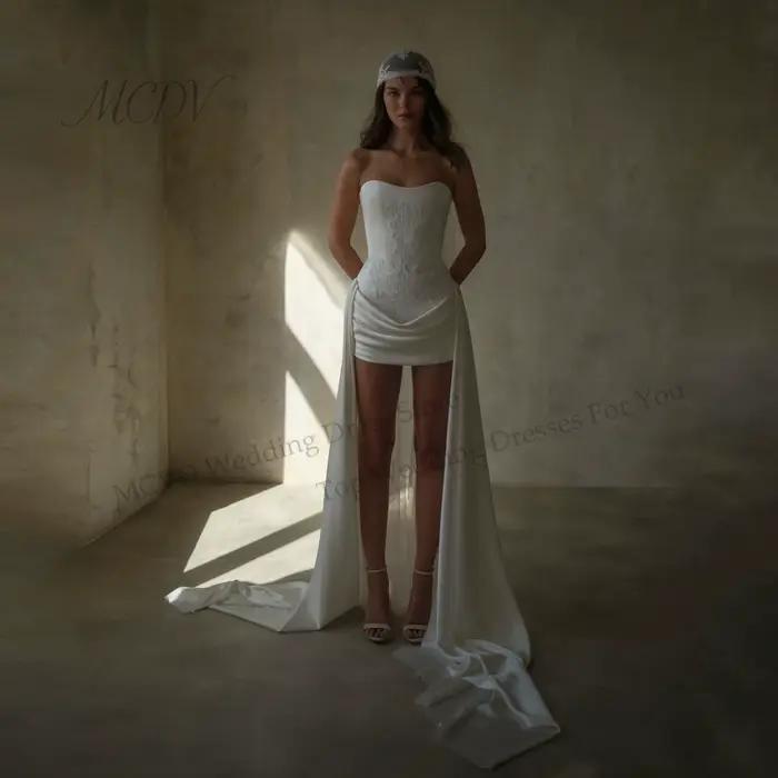 Robe de mariée courte 2026 plissée sans bretelles en satin coupe droite mini pour après-soirée