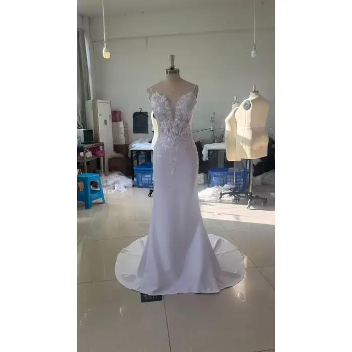 Robe de mariée classique en satin français avec dentelle et voile pour femmes, coupe cintrée et amincissante, idéale pour les mariages et événements spéciaux ```