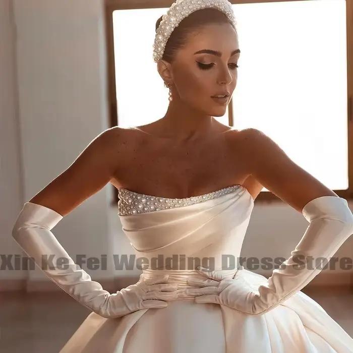 Robe de mariée élégante en satin avec train de la cour pour femmes modernes et occasions spéciales sirène/trompette col en V froncé simple style boho chic plage