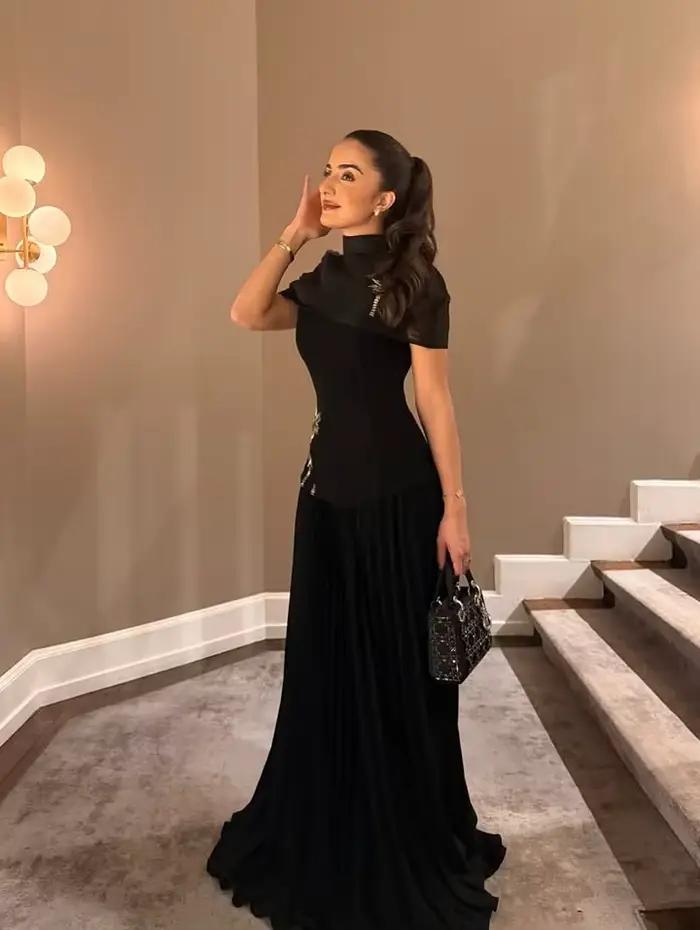 Robes de bal noires personnalisées à col montant