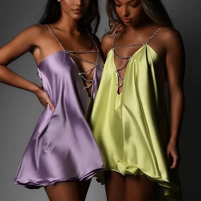 Camisole élégante en polyester pour femmes, style sexy et club, mini robe sans manches, col en V, facile à entretenir, pour les soirées chaudes d'été et les événements nocturnes