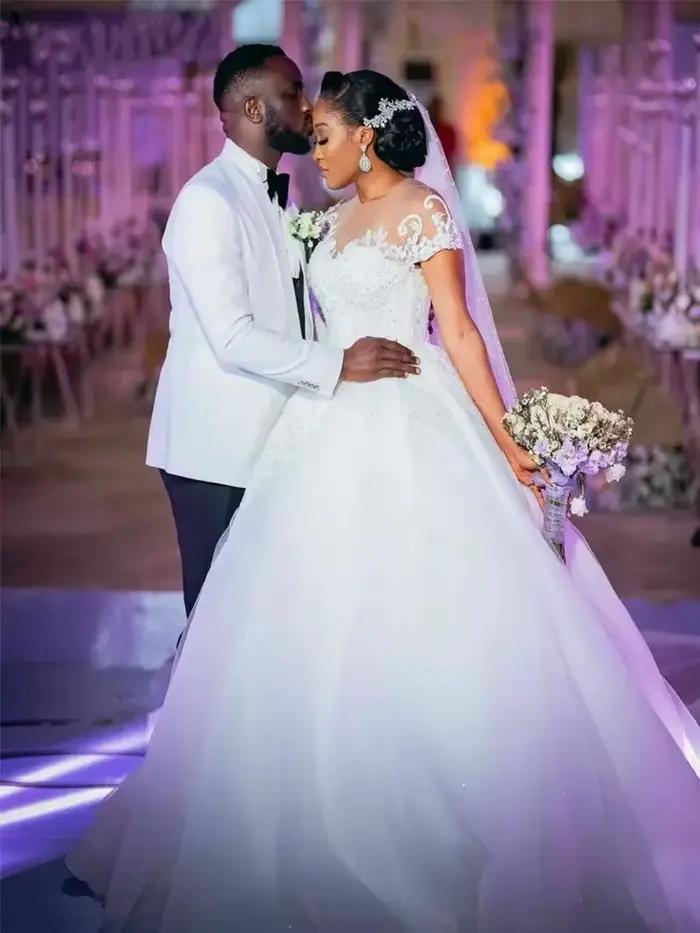 Robes de mariée personnalisées à manches courtes pour mariée