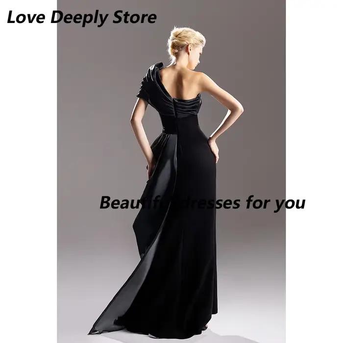 Robe de soirée noire, asymétrique épaule dénudée