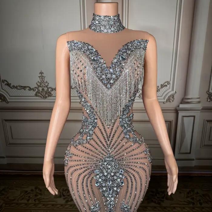 Robe de soirée argentée à col montant