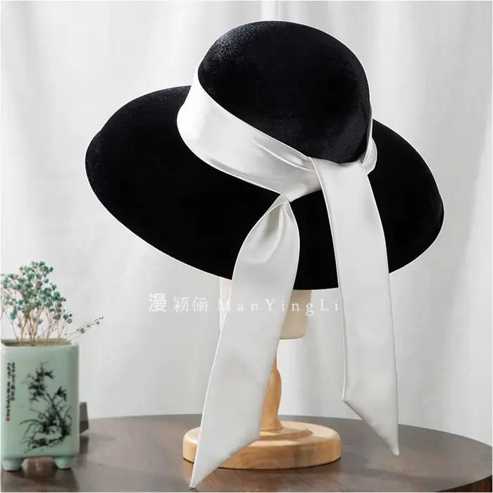 Robe de mariée française élégante, ruban de velours noir, chapeau Hepburn, chapeau rétro de Studio 1
