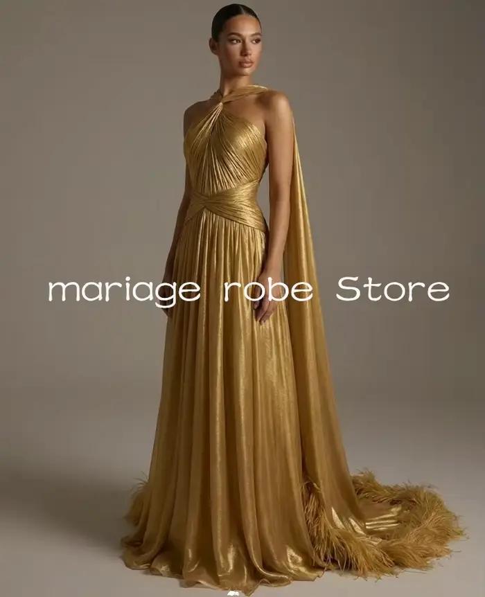 Robes de soirée longues et fluides dorées brillantes avec cape, traîne plissée à plumes, tenue de ba