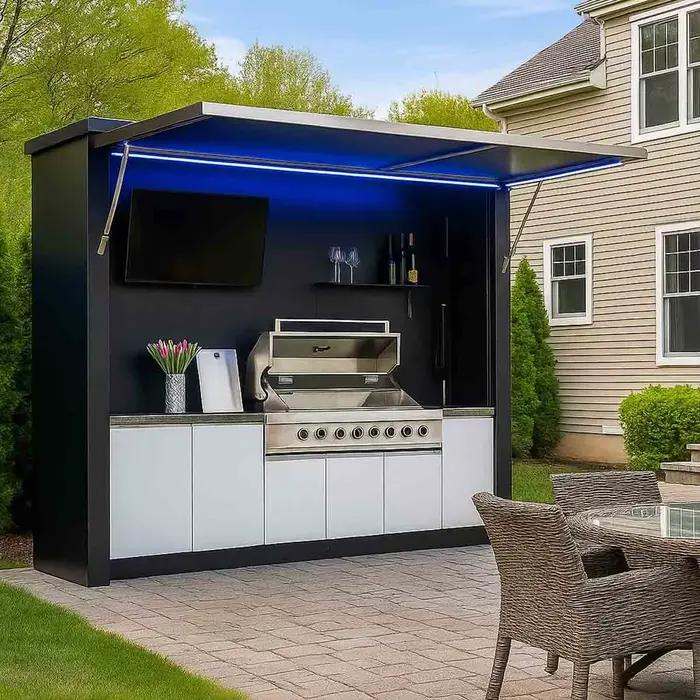 Îlot de cuisine extérieur sur mesure de luxe avec barbecue au gaz et plan de travail en granit