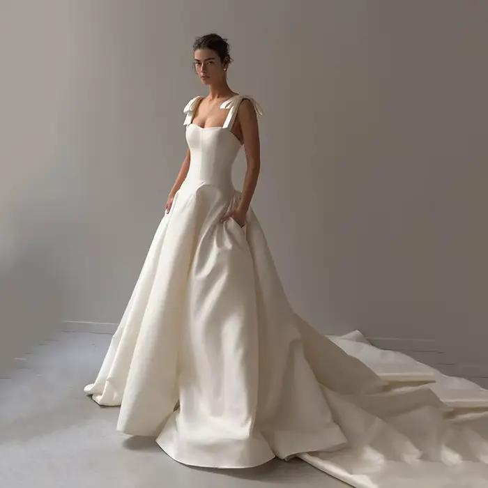 Robe de mariée blanche Eightree coupe trapèze, décolleté cœur, traîne balayante, dos nu, avec nœud,