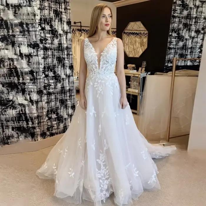 Robe de mariée classique en tulle et dentelle avec appliques, col en V, sans manches, traîne balayan