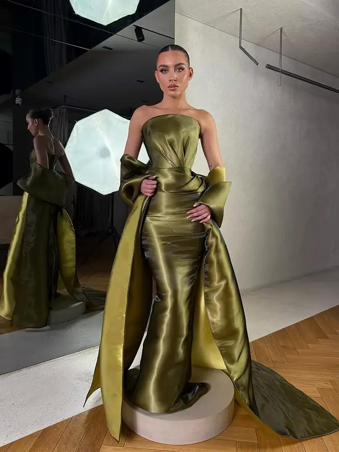 Robes de soirée sirène élégantes Sumnus en satin vert olive sans bretelles avec plis et traîne – Rob
