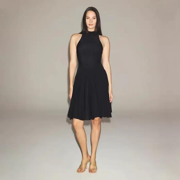 Robe plissée sans manches à col montant, ajustée et au style féminin sexy et audacieux