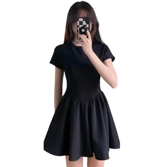 Mini-robe noire élégante en maille haut de gamme, taille cintrée, coupe trapèze amincissante, col ro