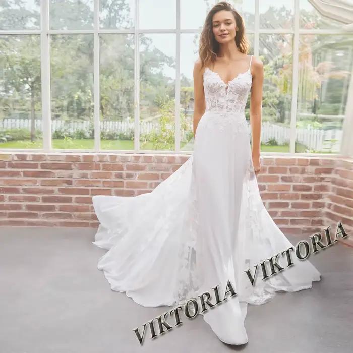 VIKTORIA-Robe de Mariée en Mousseline de Soie, Col en V, Ligne A, Balayage Traîne, Bouton, Éducative