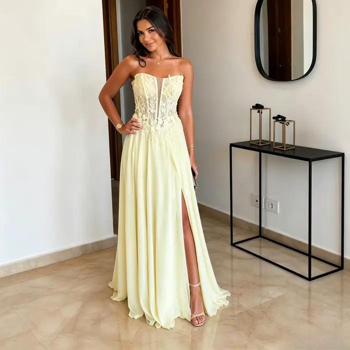 Robe de soirée longue en pastel doux, silhouette bustier, illusion transparente, corsage profond en