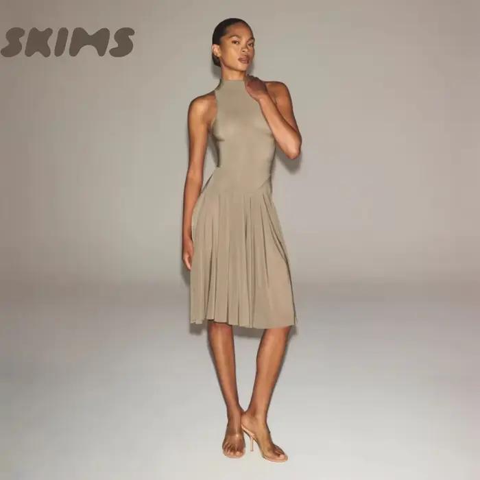 Robe plissée sans manches à col montant