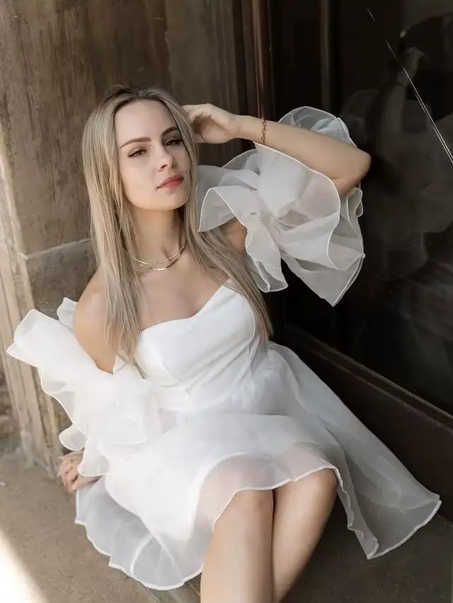 Robe de bal blanche à épaules dénudées