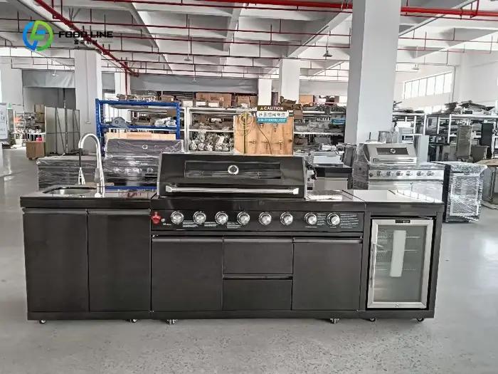 Cuisine extérieure personnalisée avec plan de travail en granit, barbecue à gaz, armoire de rangement, structure robuste en acier inoxydable, entièrement étanche