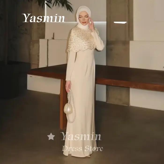 Robe de soirée de luxe crème avec cape festonnée perlée détachable