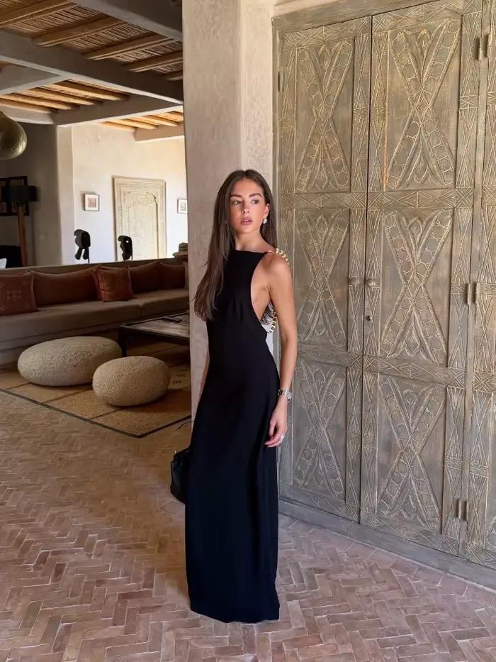 Robe longue noire pour femme avec chaîne perlée dorée