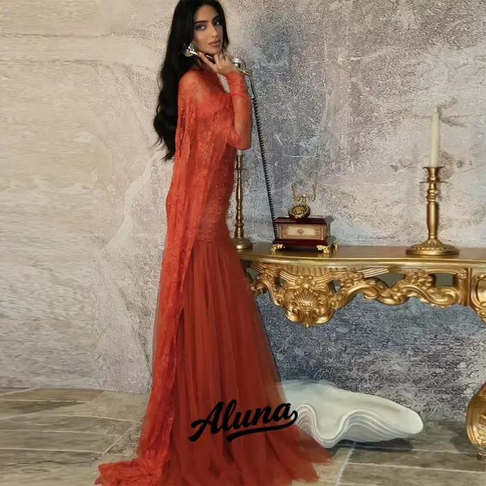 Robe de bal Aluna personnalisée orange rouille avec corsage en dentelle et cape en tulle fluide