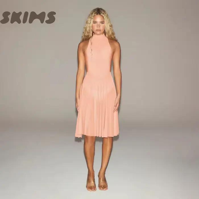 Robe plissée sans manches à col montant