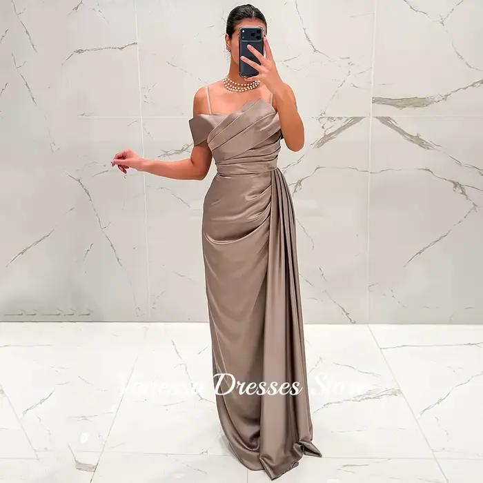 Robe de soirée chic champagne drapée à épaules dénudées