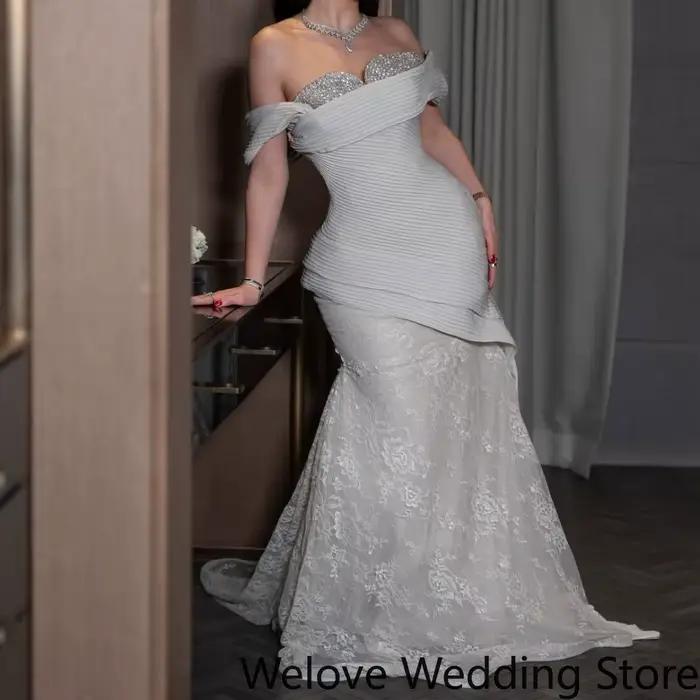 Robe de soirée élégante avec un décolleté épaules dénudées
