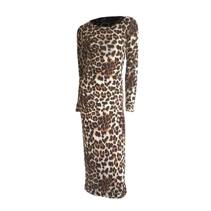 Robe noire longue à manches longues et col rond