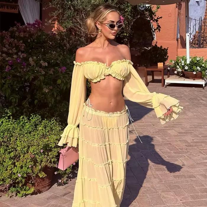 Ensemble Chic de Vacances : Jupe Longue Jaune et Blouse Sexy Transparente à Manches Évasées et Épaules Dénudées pour