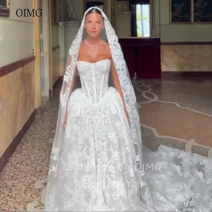 Robe de mariée OIMG en polyester avec train de balayage dos nu élégante pour cérémonies modernes et traditions contemporaines