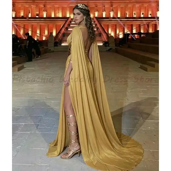 Robe de soirée dorée avec corset métallique