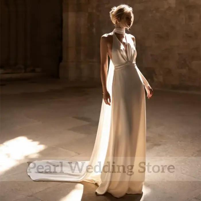 Robe de mariée chic à col haut et dos nu avec train de balayage/brosse pour mariage sur la plage et occasions spéciales