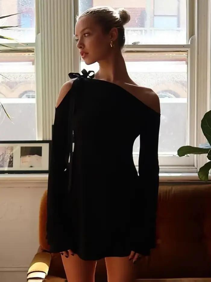 Robe noire à col incliné pour femmes