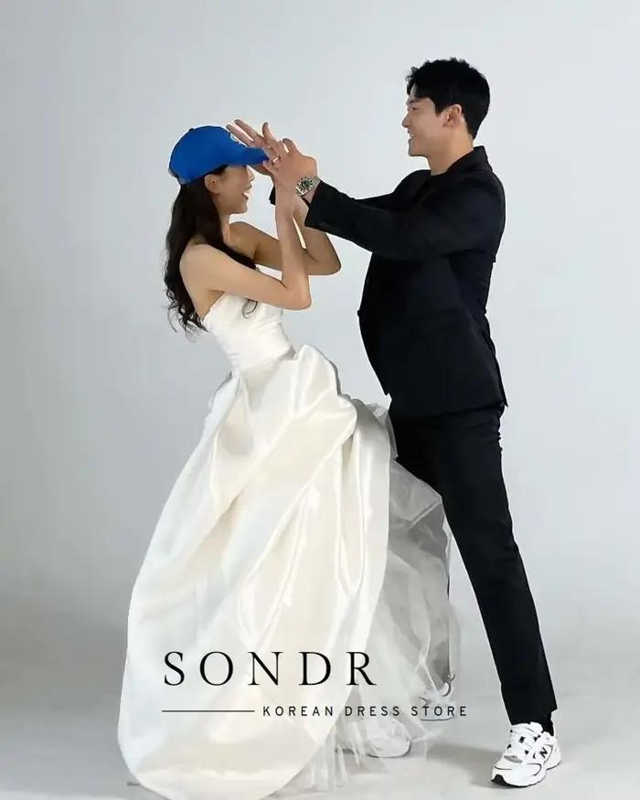 Sondr 2025 Simple une ligne robes de mariée coréennes séance Photo sans bretelles doux Satin plis balayage Train