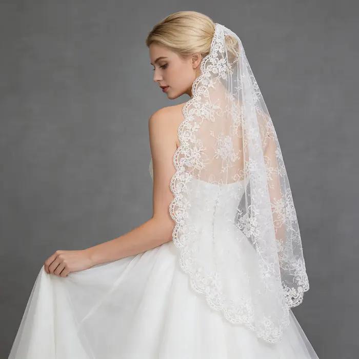 Voile de mariée élégant de style espagnol avec bordure en dentelle complète et superposition transparente