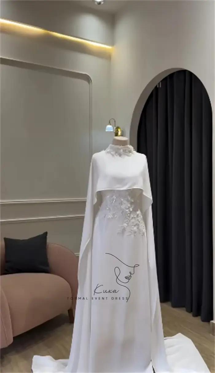 Robes de mariée arabes de luxe KUXA avec appliques florales 3D et cape